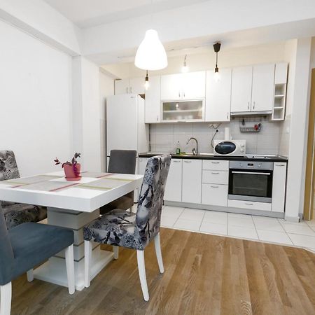 One Bedroom Apartment With Private Parking 斯科普里 外观 照片