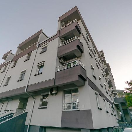 One Bedroom Apartment With Private Parking 斯科普里 外观 照片