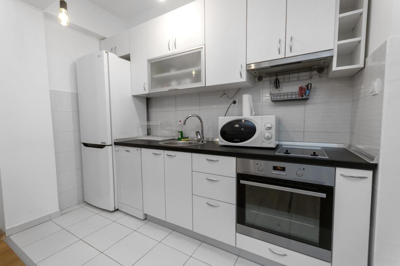 One Bedroom Apartment With Private Parking 斯科普里 外观 照片
