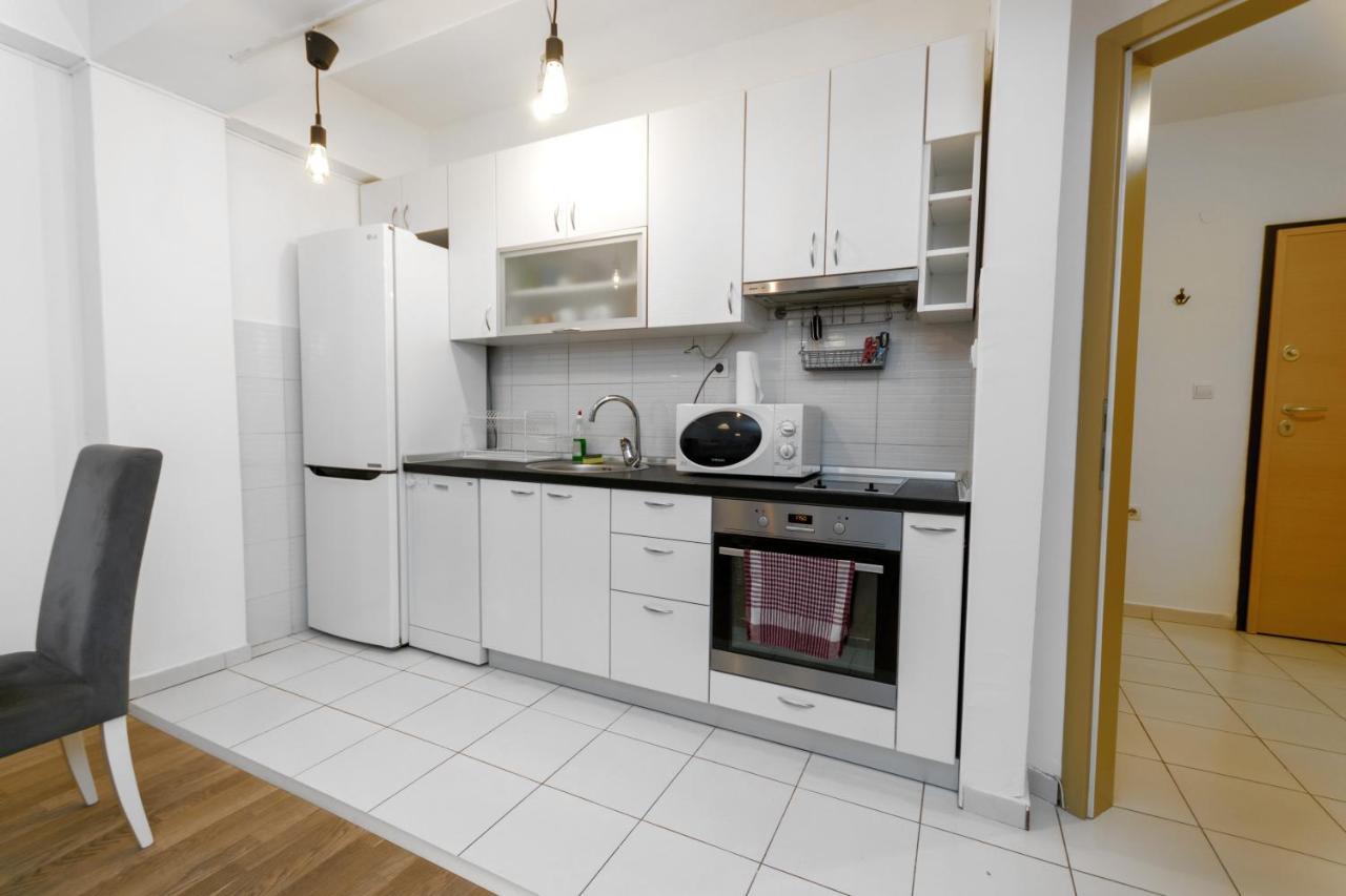 One Bedroom Apartment With Private Parking 斯科普里 外观 照片