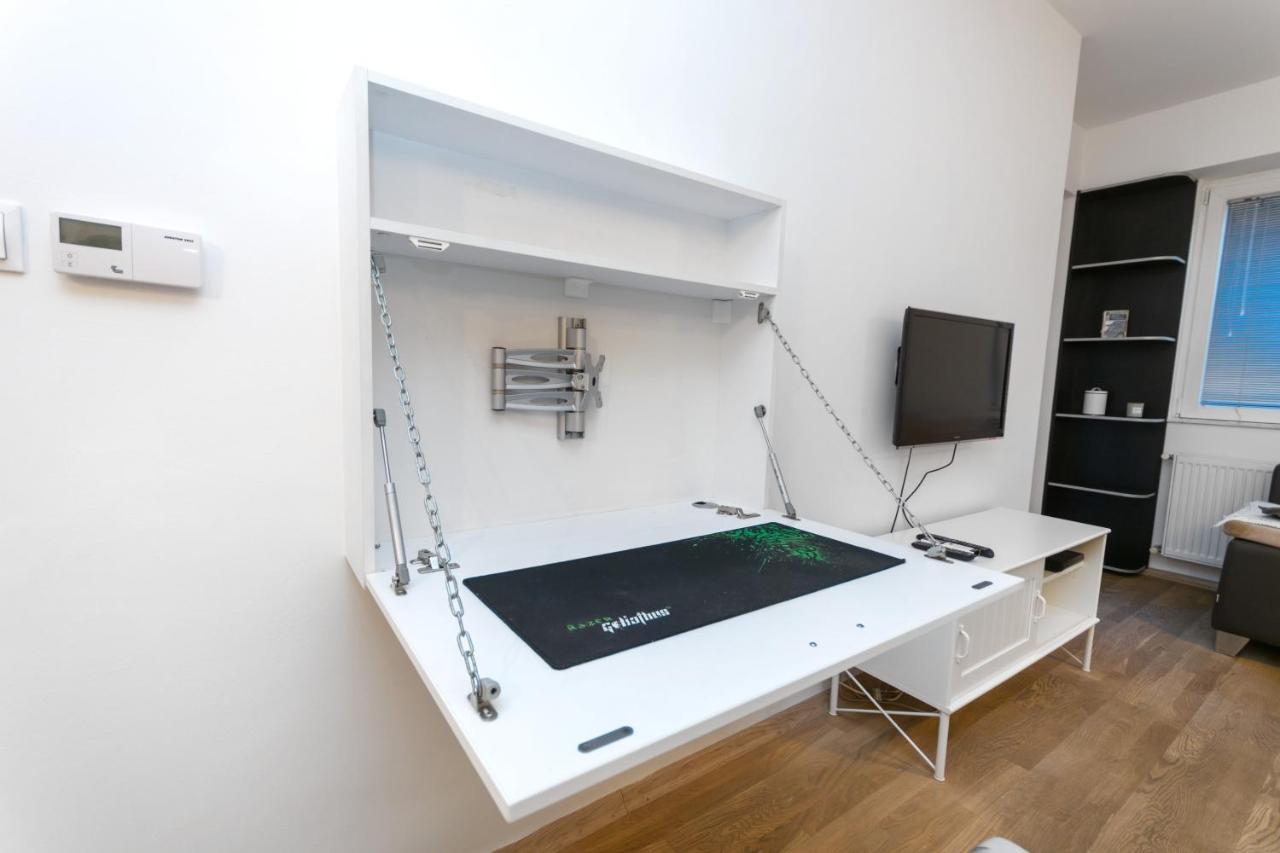 One Bedroom Apartment With Private Parking 斯科普里 外观 照片