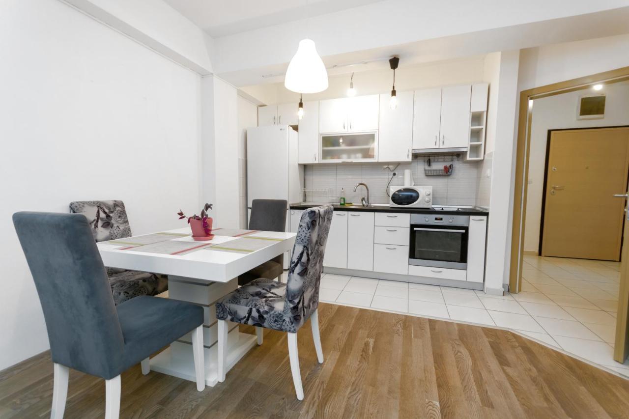One Bedroom Apartment With Private Parking 斯科普里 外观 照片