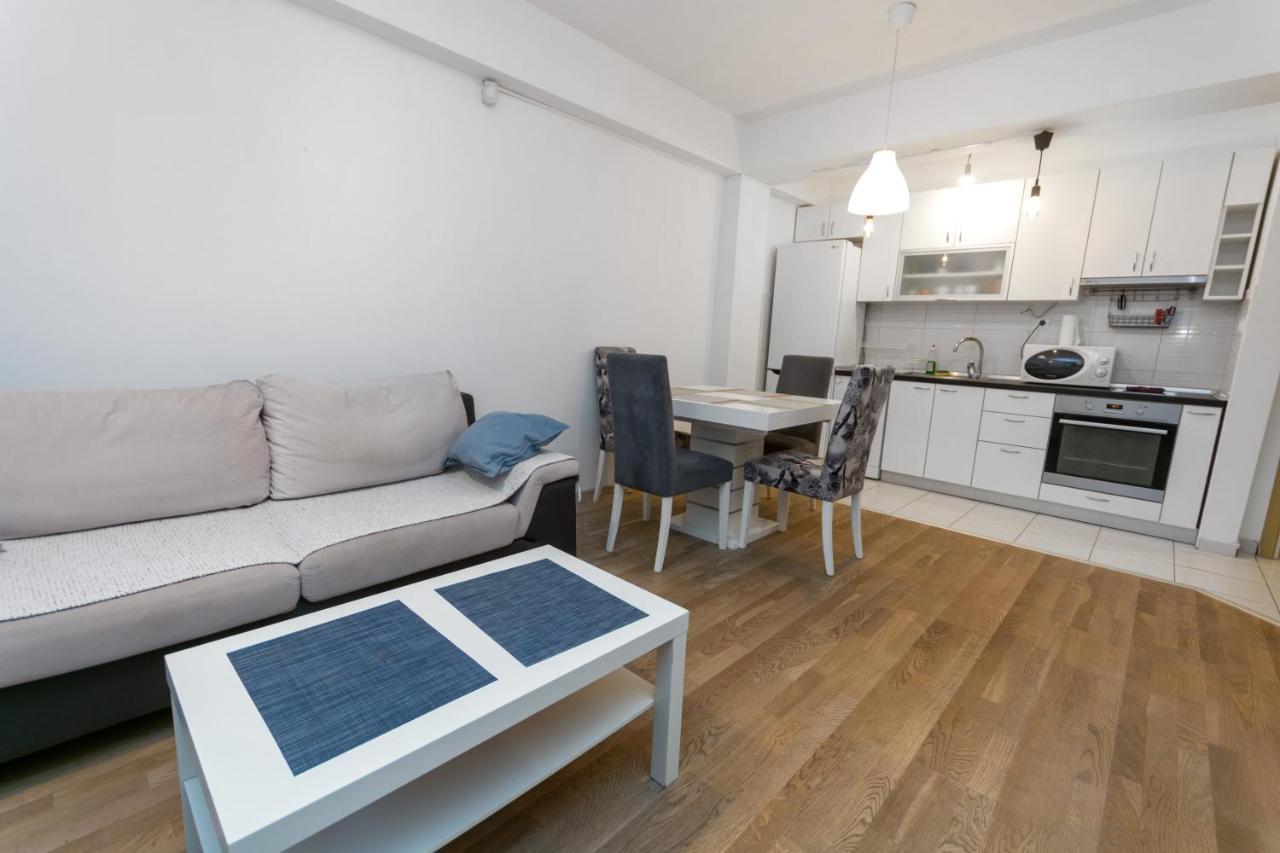 One Bedroom Apartment With Private Parking 斯科普里 外观 照片