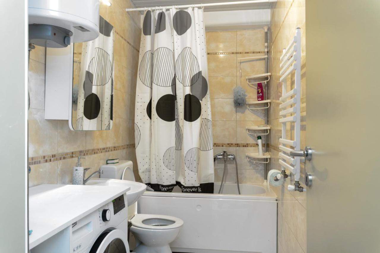 One Bedroom Apartment With Private Parking 斯科普里 外观 照片