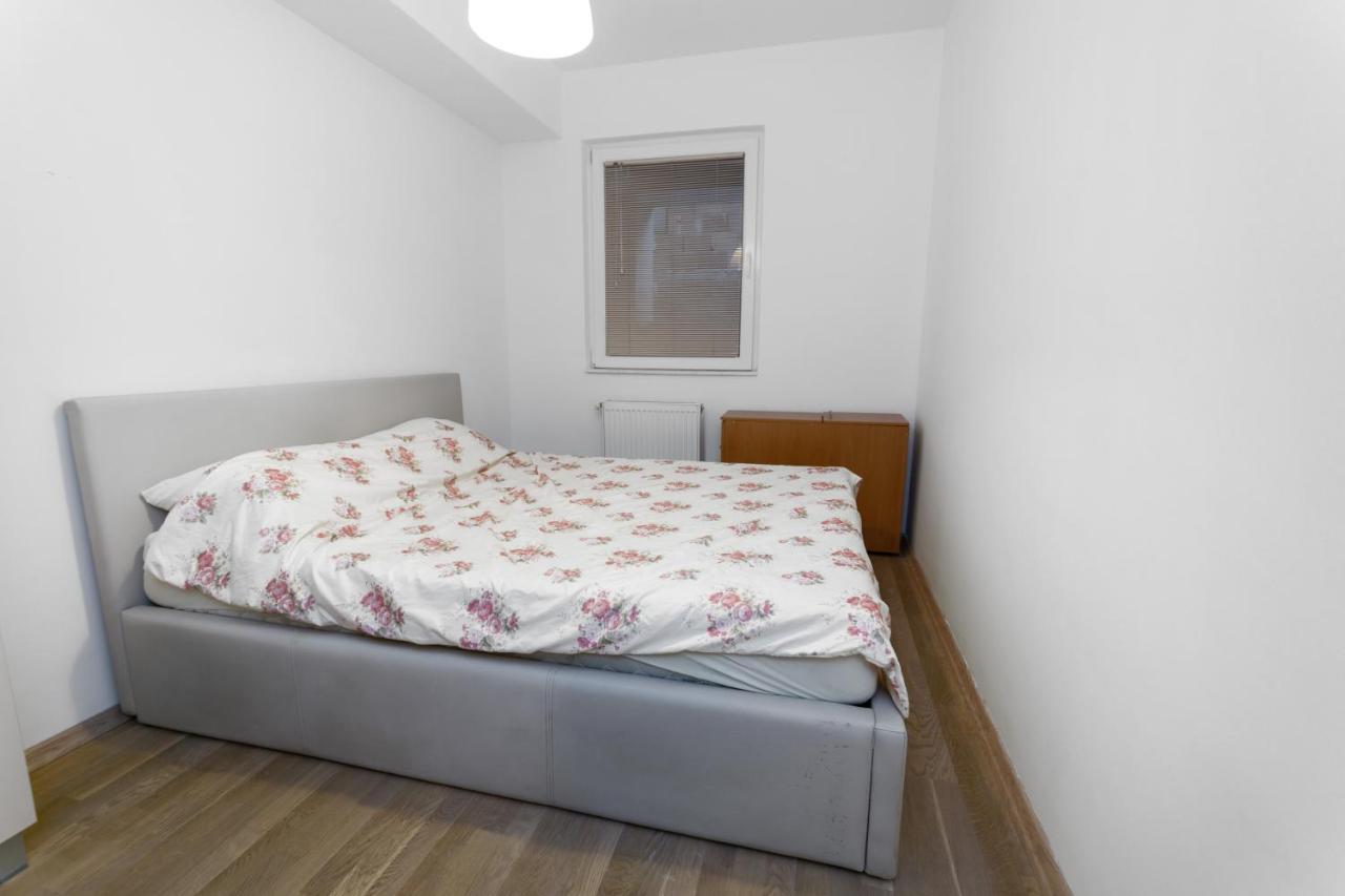 One Bedroom Apartment With Private Parking 斯科普里 外观 照片