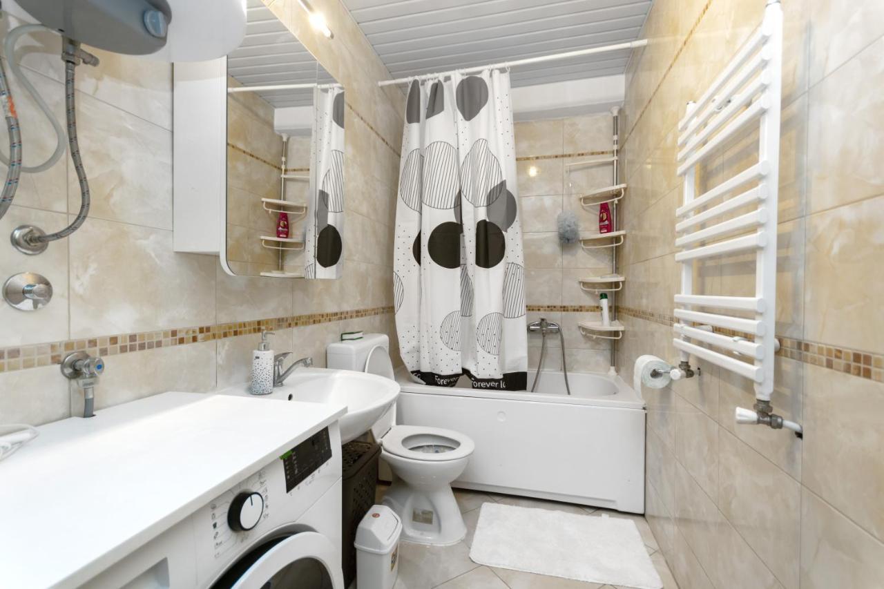 One Bedroom Apartment With Private Parking 斯科普里 外观 照片