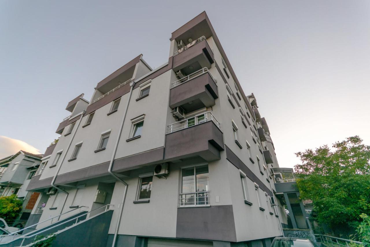 One Bedroom Apartment With Private Parking 斯科普里 外观 照片